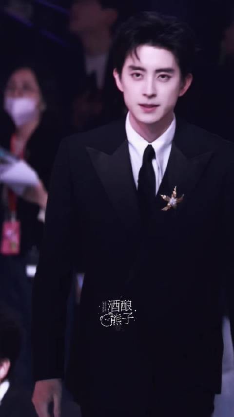 所有人点开这个敖瑞鹏好吗,仪态满分,帅麻了