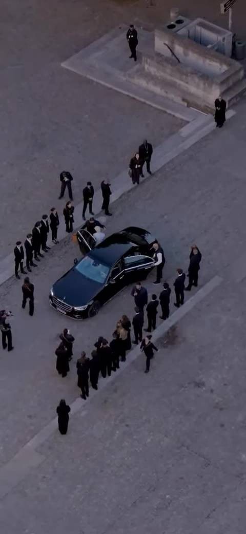 李龙馥一出现整个LV早春秀场都沸腾了，这身是真的帅，颜色也很衬他