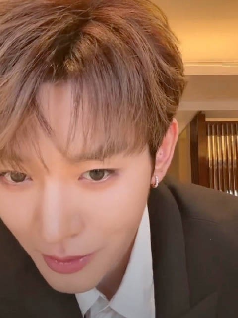 邓为直播西装革履下身短裤引热议