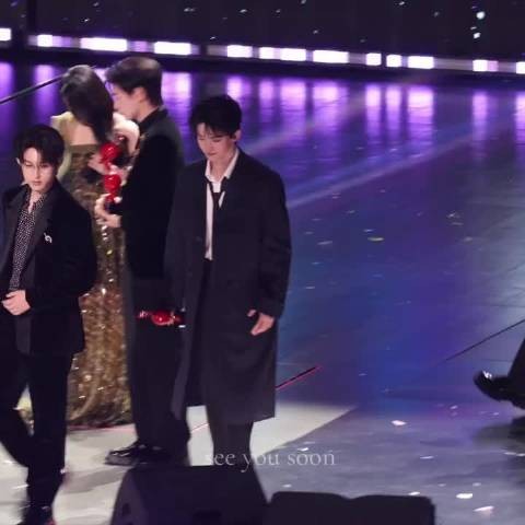 常华森领完奖下台萌萌的，是不是听到有人喊他名字了