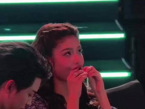 看得出来艾米饿得不行了,多吃一点