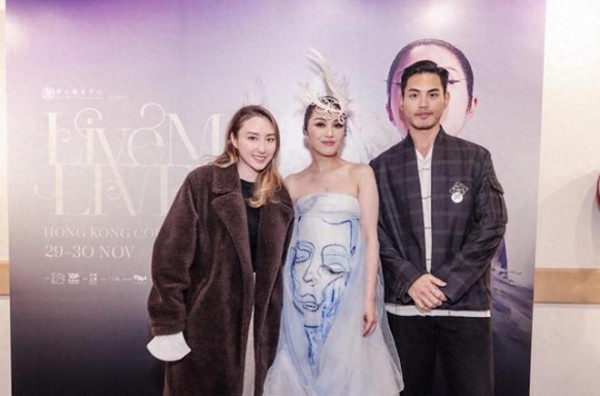 何超云看演唱会新男友相伴,两人合照曝光,男方身材高挑注重打扮