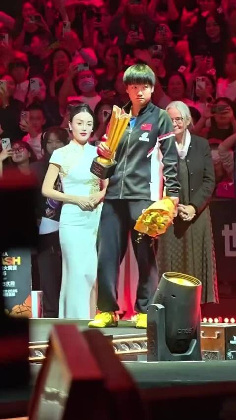 原来是王励勤主席让礼仪叫莎莎的，大家看到小莎走过来都笑了！