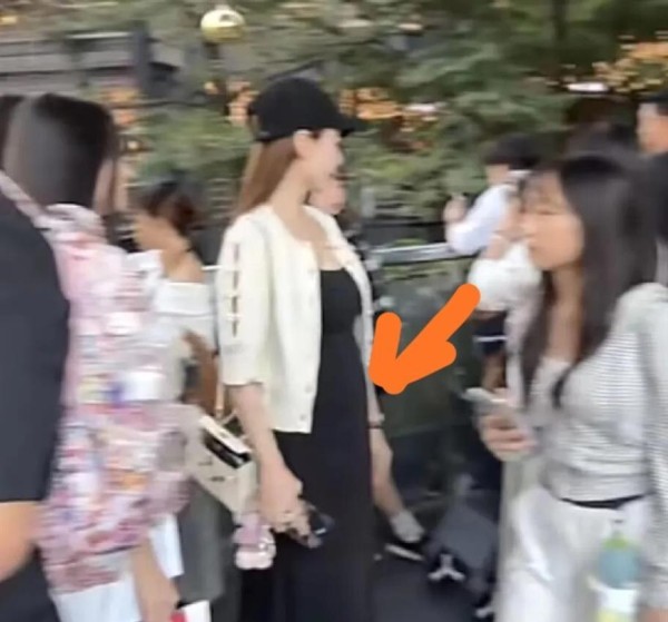 马筱梅挺孕肚逛街,目测已超五个月,小玥儿照顾继母紧跟其后