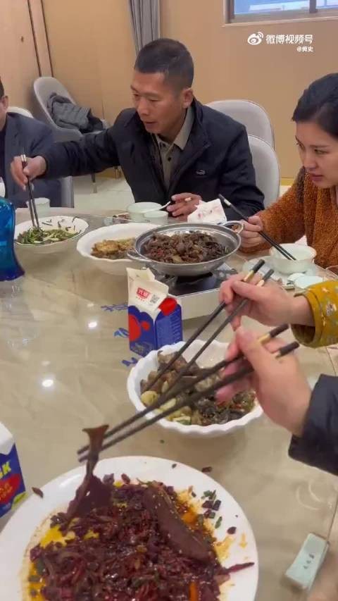 这习惯是去哪里都改不了吗?真是不分场合,确定旁边的人还能吃得下吗?