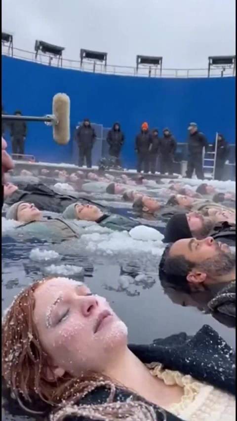 泰坦尼克号冰封场景实拍幕后，演员卧寒水化妆师画霜雪