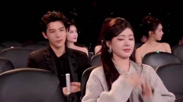 “赵露思忘脱毛衣,思考1秒后决定不脱了,主持人:不影响你好看!”