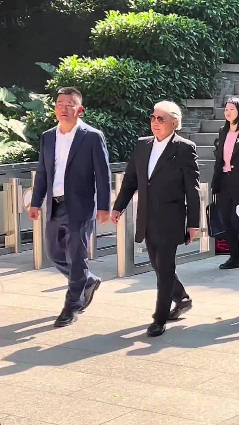 霍家集体活动，霍启山、郭晶晶、霍启刚都出来了，这架势很足啊！