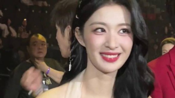 王楚然站在那里,就是一道5A级的风景