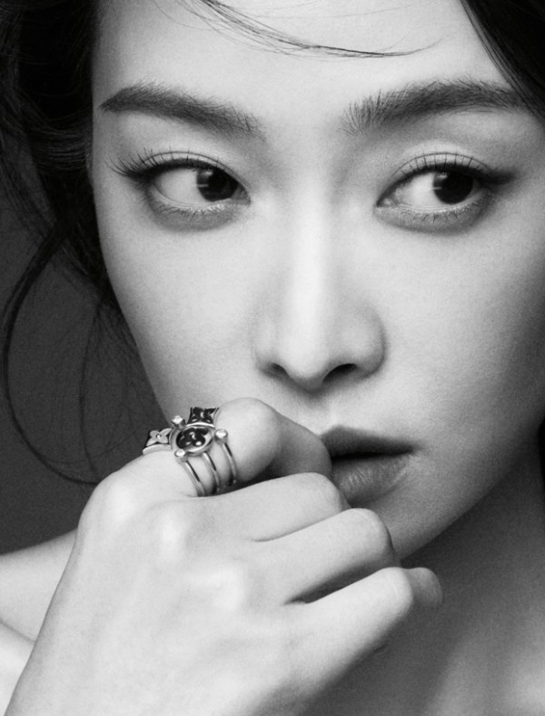 宋茜近景镜头下，指尖轻抵唇畔，衬出她的清冷神态。