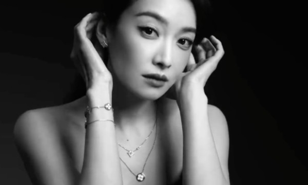 宋茜近景造型出镜，黑白画面凸显高级氛围。