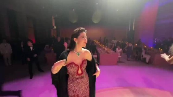 刘亦菲阿联酋素颜跳舞引热议，保镖紧盯舞池