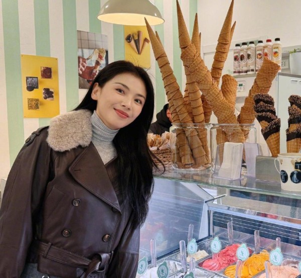 刘涛晒旅行照片,皮衣穿搭很吸睛,时尚又帅气,瞬间就被她迷住了