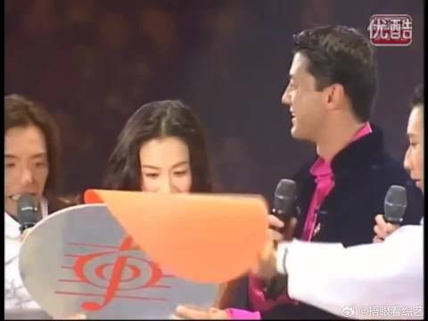 王菲1998年绝对的巅峰!这一年无论时尚还是音乐都引领潮流!