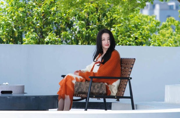 迪丽热巴更新美照!暖阳下笑容灿烂 治愈感拉满超养眼