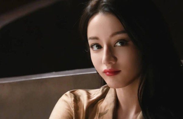 迪丽热巴嘟嘴卖萌秒变可爱少女。