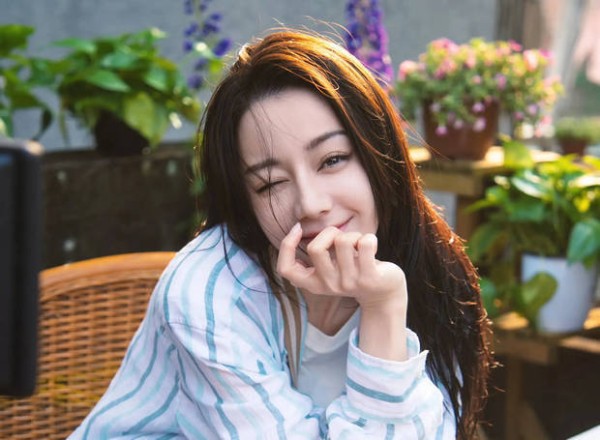 迪丽热巴对着镜头wink，可爱又俏皮。