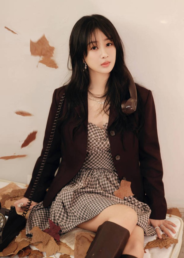 搜狐娱乐讯 11日,杨紫最新活动造型写真释出,她身穿格子裙搭配黑色西装,气质优雅知性!