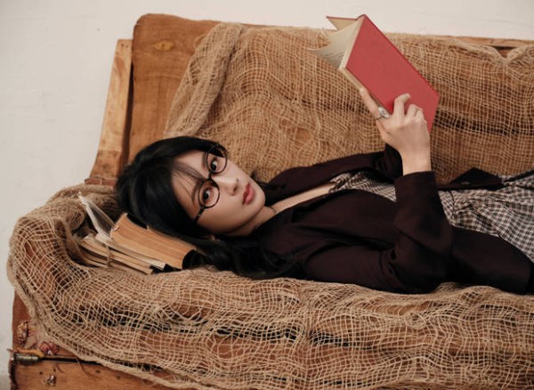 杨紫躺在沙发上看书,秒变文艺少女。