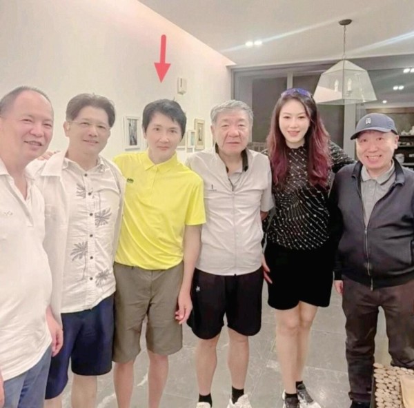 56岁的孙楠暴瘦20斤,穿着衬衫搭配五分裤,身材暴瘦变化真大