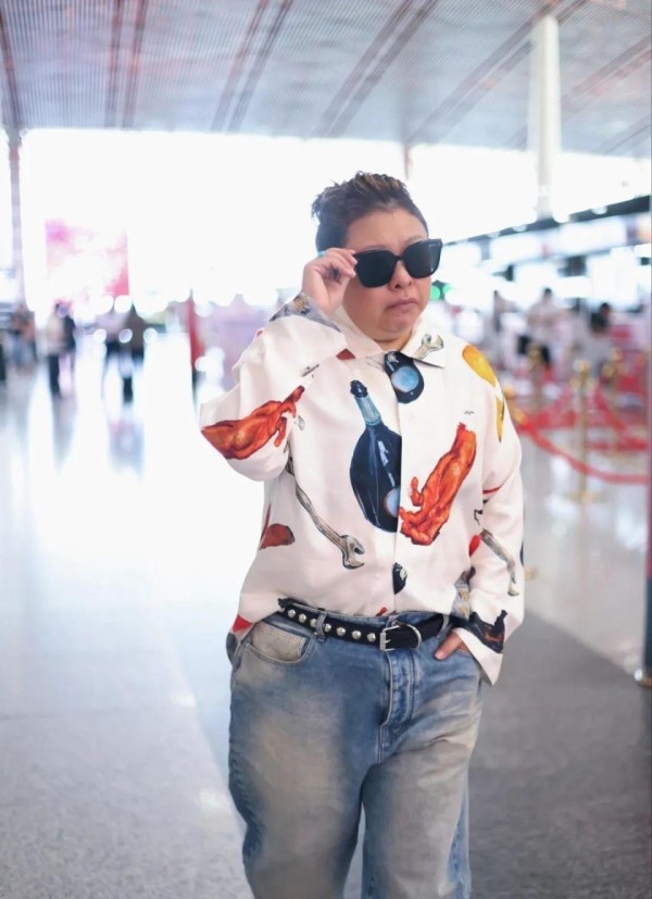 韩红瘦40斤后,花衬衫穿出“女大佬”气场,这还是所认识的她吗?