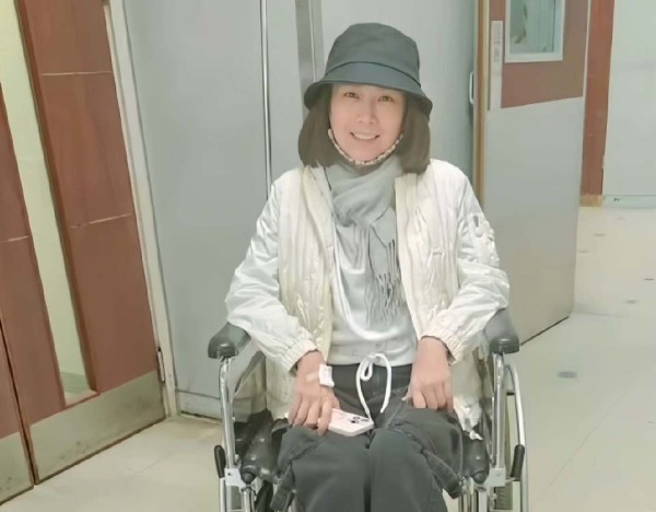 香港知名女星确诊癌症晚期，做化疗头发掉光，癌细胞在体内四处扩散