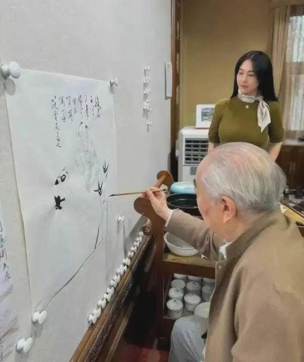 87岁范曾断亲声明引哗然，继子控股公司当日仍卖画，月销超百万