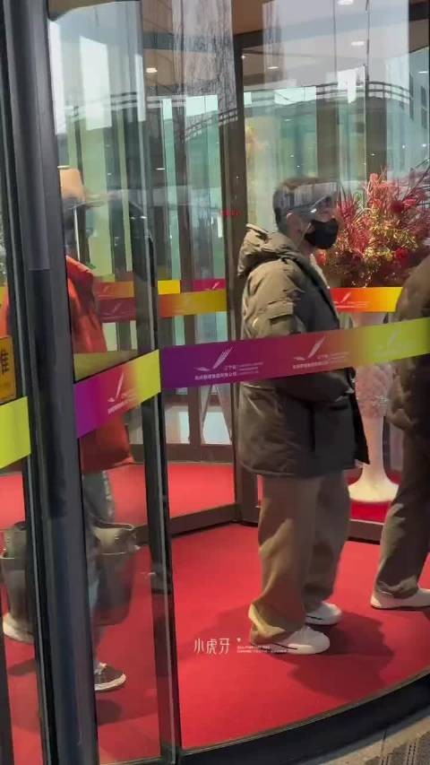 喜欢怎么可能藏的住 连听到你的名字都心头一颤 何况是看向你的眼睛都带上了光