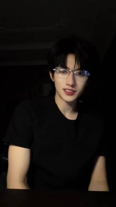 朱志鑫手势舞视频点赞破200万,创少年官抖纪录