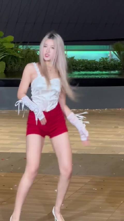 大学生小姐姐翻跳韩舞上下,这超短裤的造型真的显腿长