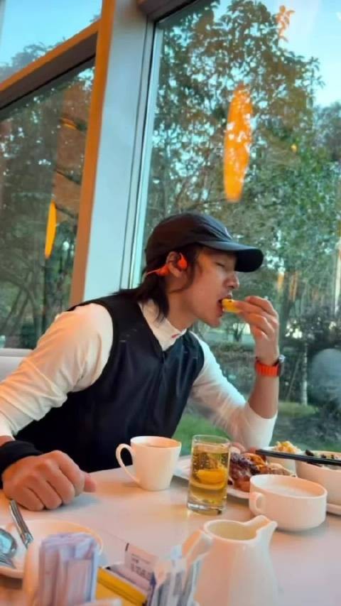 沉浸式吃蛋挞@此沙是个小演员 真的有这么好吃吗?