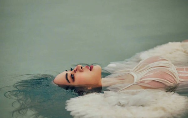 蔡依林 “美人出浴” 造型太绝！一袭白裙勾勒曼妙曲线