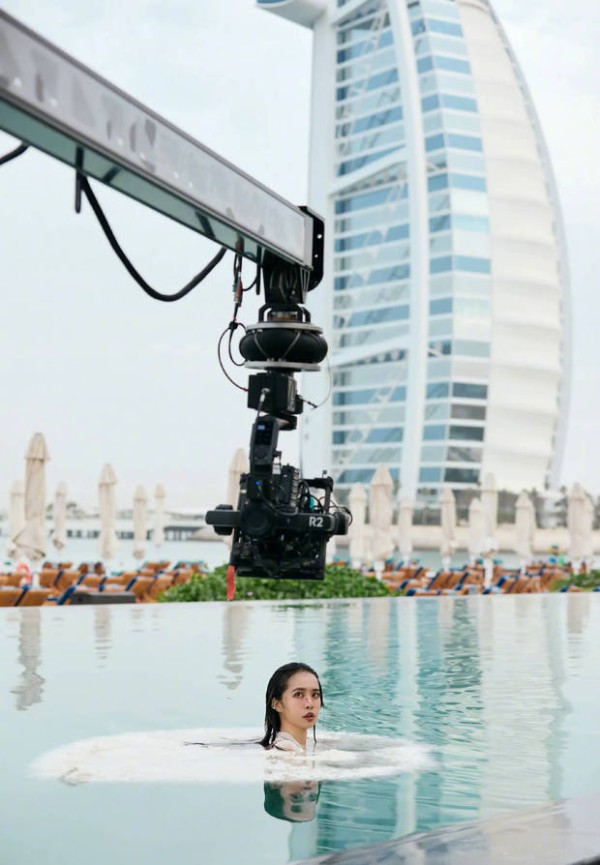 蔡依林在水中拍摄MV。