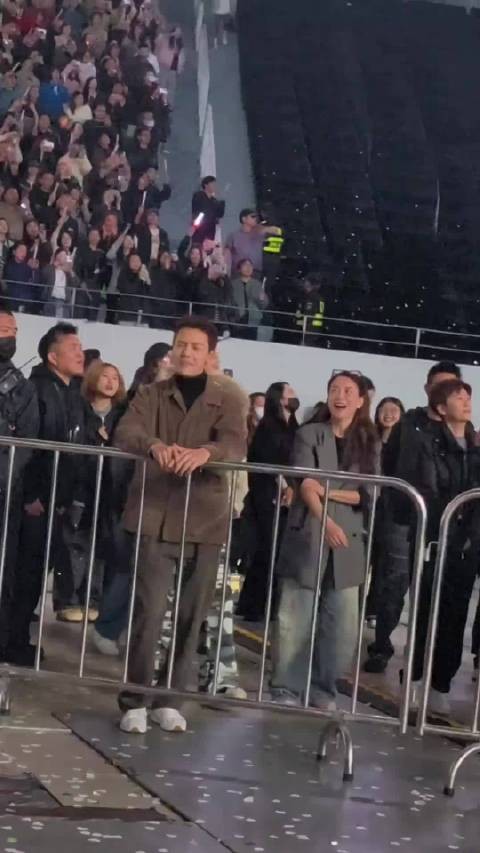 陈伟霆专程返港捧场谢霆锋演唱会,与霍汶希林秋楠同嗨