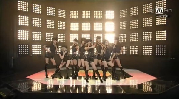 十四年前的今天(111215),少女时代 带来的现场舞台