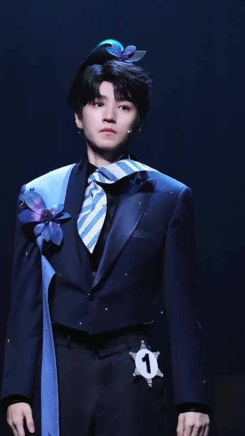 王俊凯话剧谢幕眼眶泛红,导演称找小凯找对了