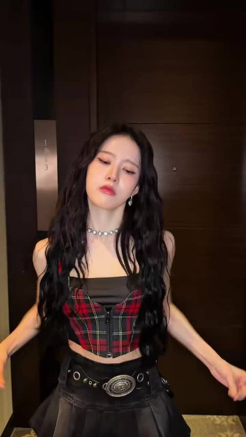 STAYC朴莳恩12月15日发布TikTok更新