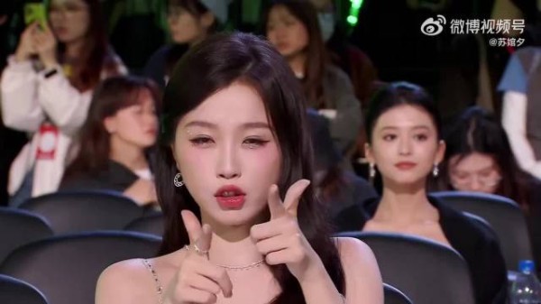 虞书欣看到有相机怼拍她,指着镜头一顿“小骂”,太可爱了吧!