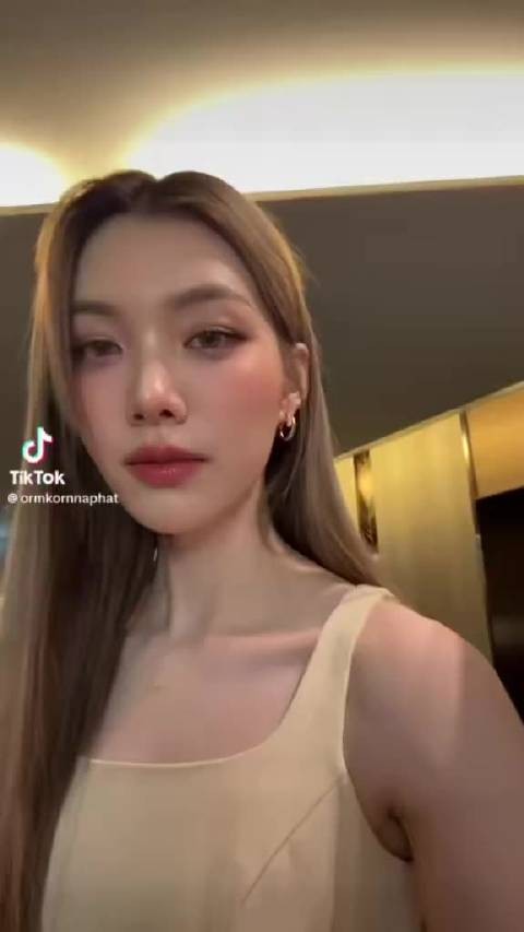 抖音跳楼机视频引热议，用户质疑内容权限问题