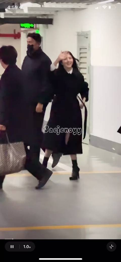 看到她蹦蹦跳跳跑向粉丝 想哭 哎 希望你能幸福更幸福 我们要多多见面