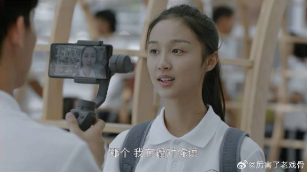 方一凡直播采访学霸 转头看见女神,秒变重色轻友样