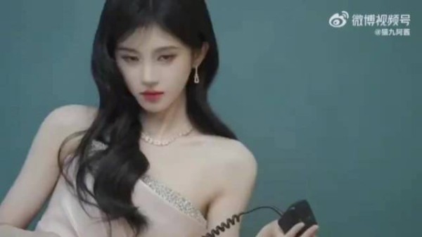 丝芭传媒称鞠婧祎月薪25万，累计发放1.39亿