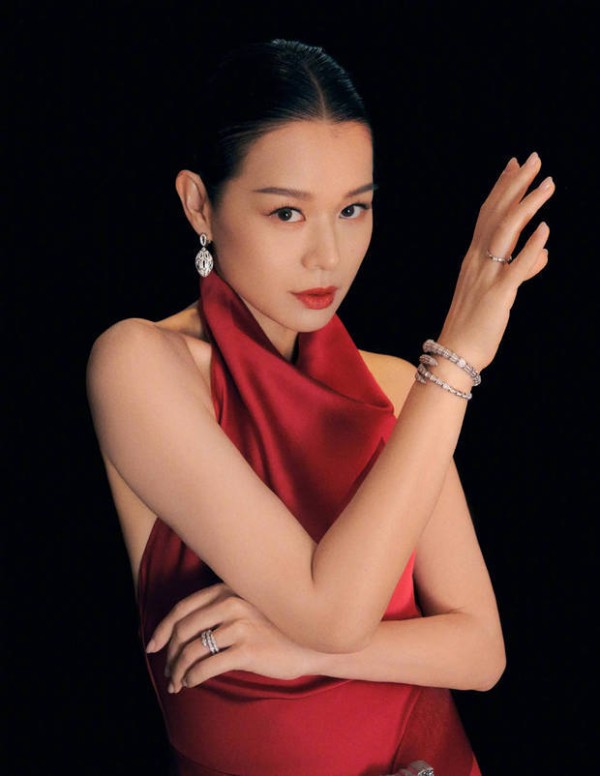 胡杏儿红色礼服盘发造型优雅曼妙