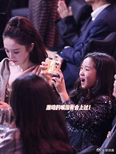 小酒窝完全演我追星！我见到自担也这样！