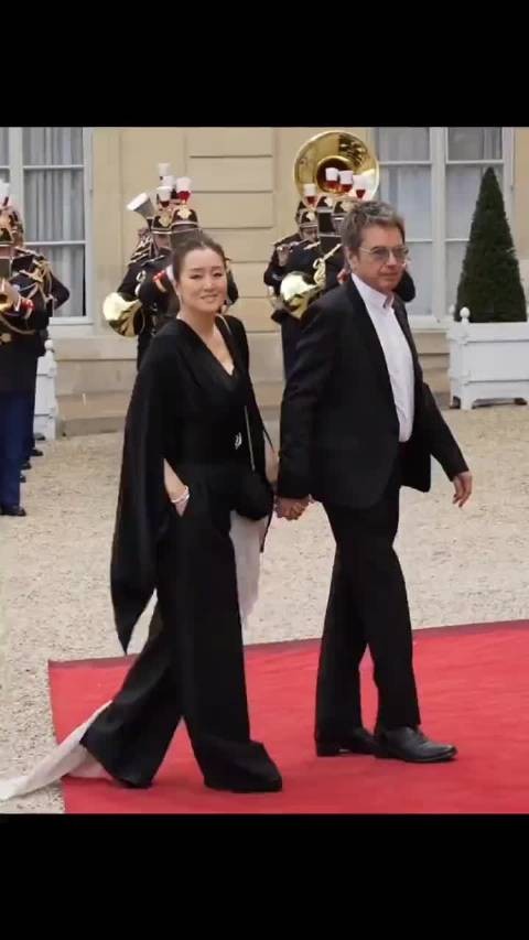 巩俐 携老公受邀出席活动，58岁依然气场十足，不愧是巩皇！