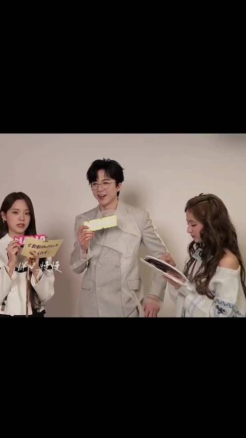 刘宇宁打包宴席饼干分享员工