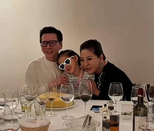 向太一家为向华强庆生,抱孙女同框合照笑容满面