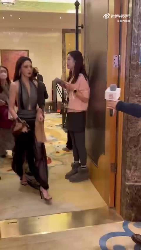 彭小苒红毯拍照前喊停压油