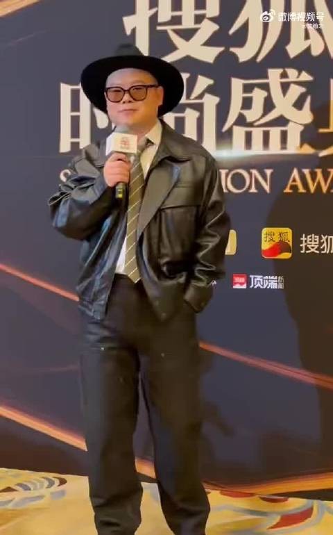 岳云鹏红毯掏出核桃盘玩，造型摩登状态佳