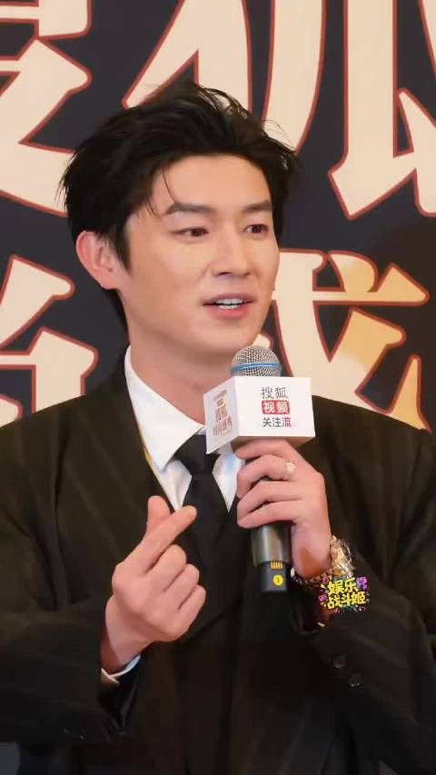 杨旭文盛典互动被粉丝包围，慌乱比心送祝福